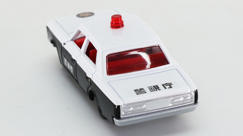 現在ではあまり見られない筒形の赤色灯が時代を感じさせます