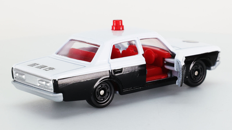 左右ドアを開けると赤い内装が見えてきます