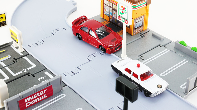 おっと後ろからパトカー通過、左によけて邪魔にならないように！