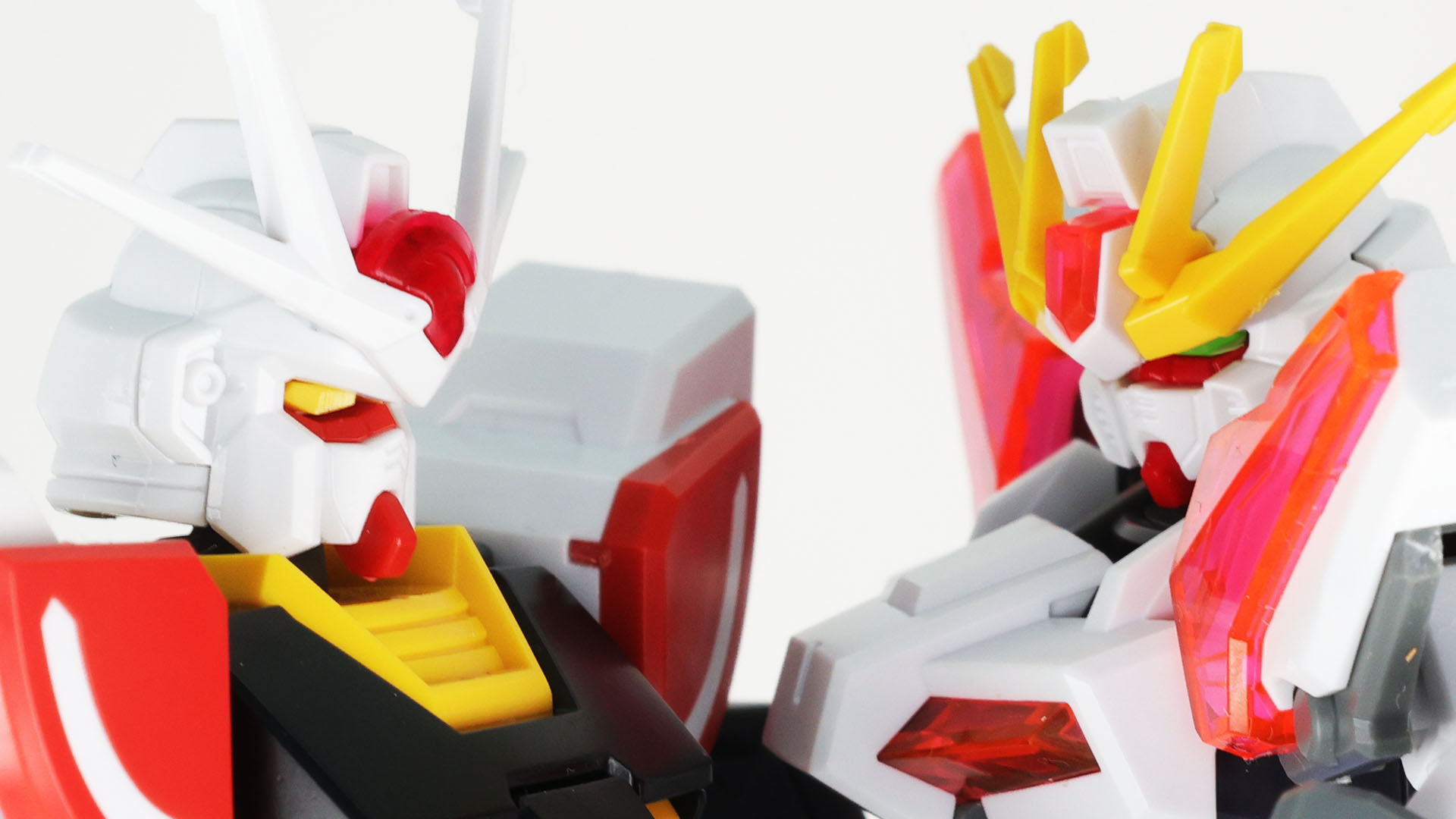 ラーガンダム（左）とビルドストライクエクシードギャラクシー（右）