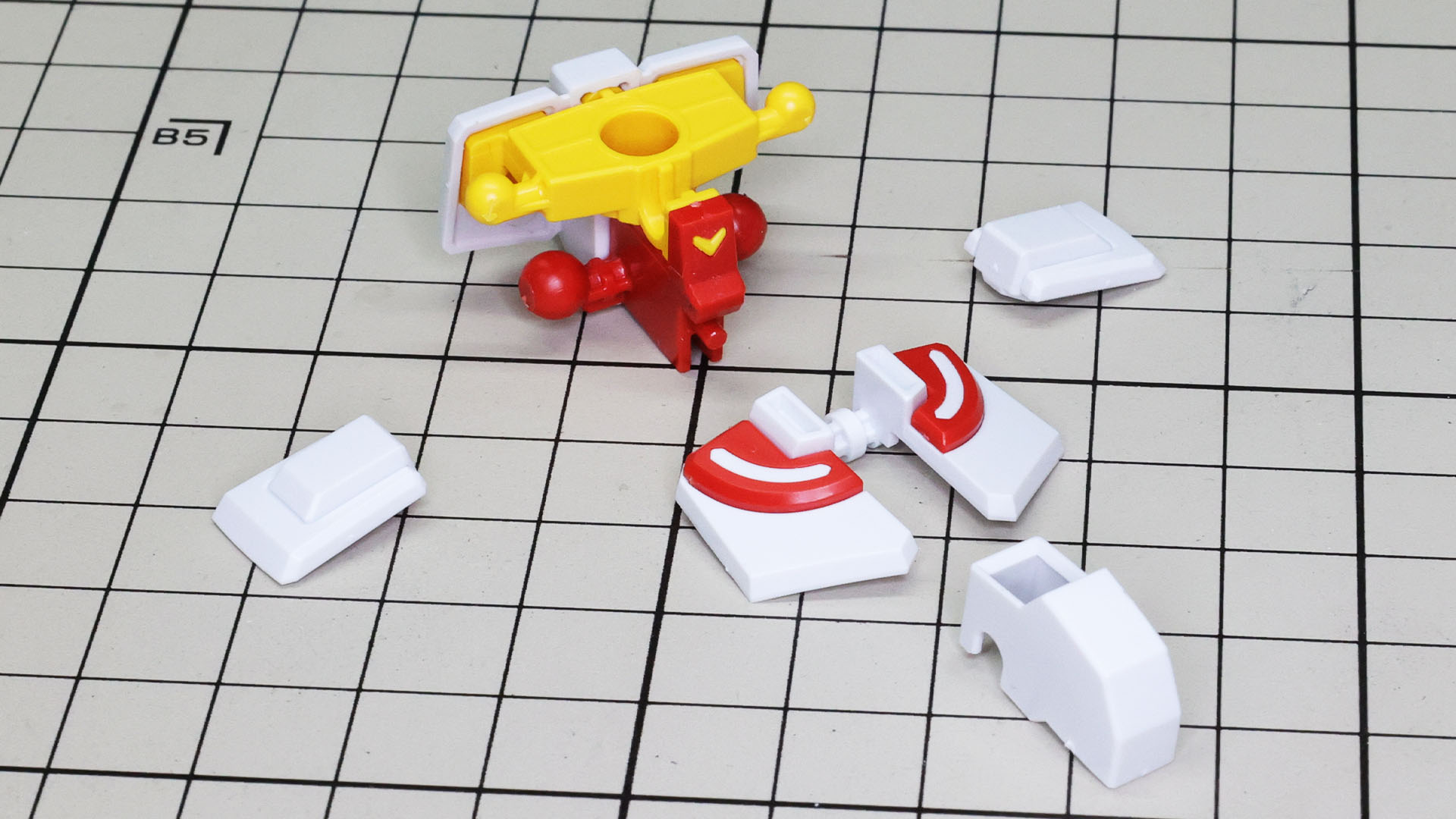 EGガンダム発売当初度肝を抜かれた1/144スケールによるV字マークのパーツでの再現