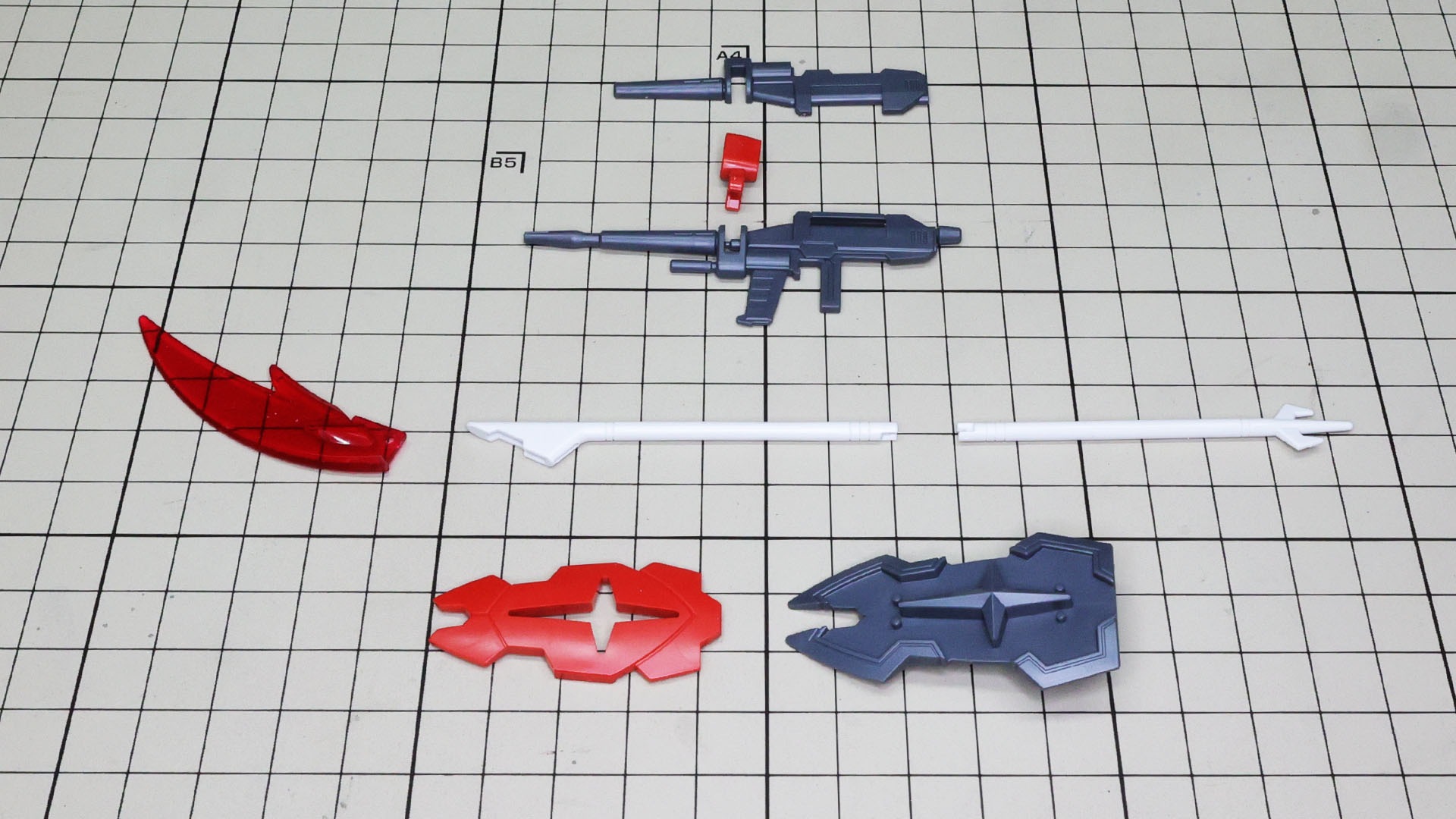 ラーガンダムの装備はビームラーライフル／ビームラーナギナタ／ラーシールドです