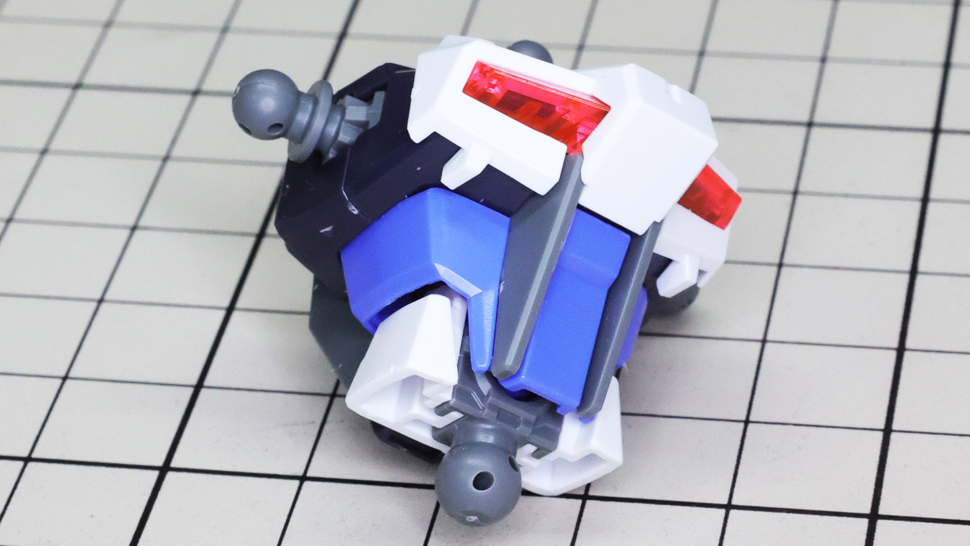 腰部のコアとなるメカフレームは1ピースで組みやすさと可動性を確保します