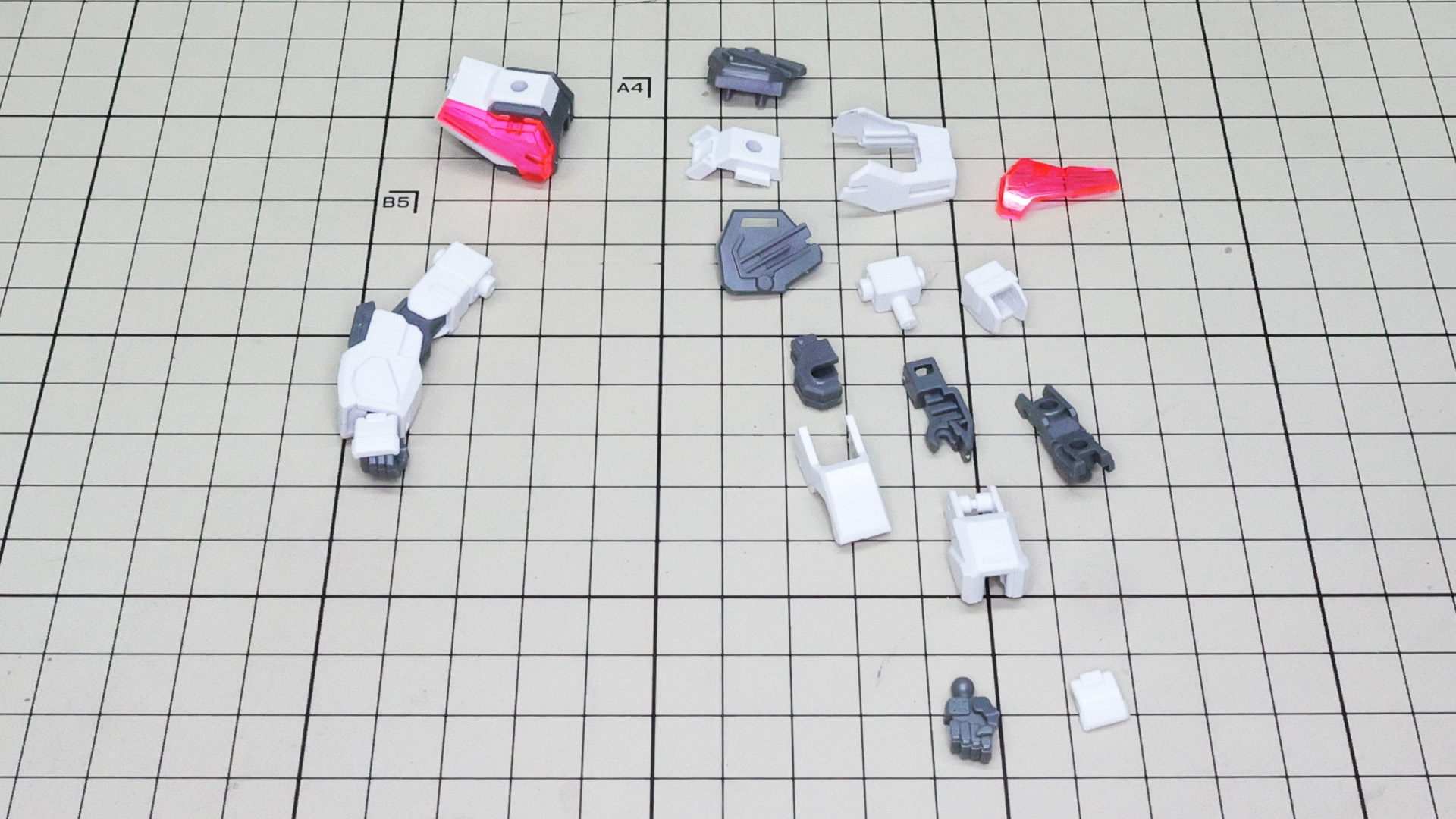 腕部は肘と前腕のメカフレームで上腕と前腕を接続します