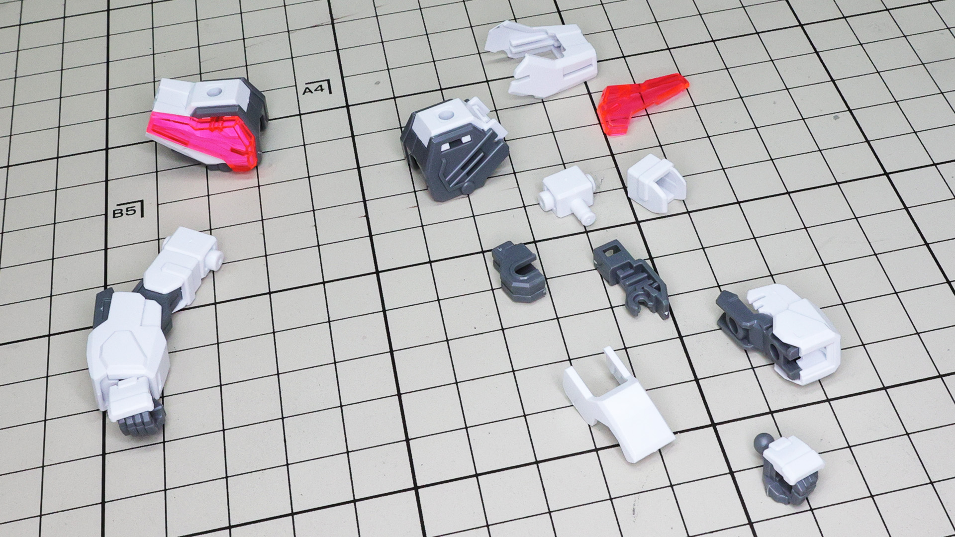 前腕にメカフレームを組み込み……