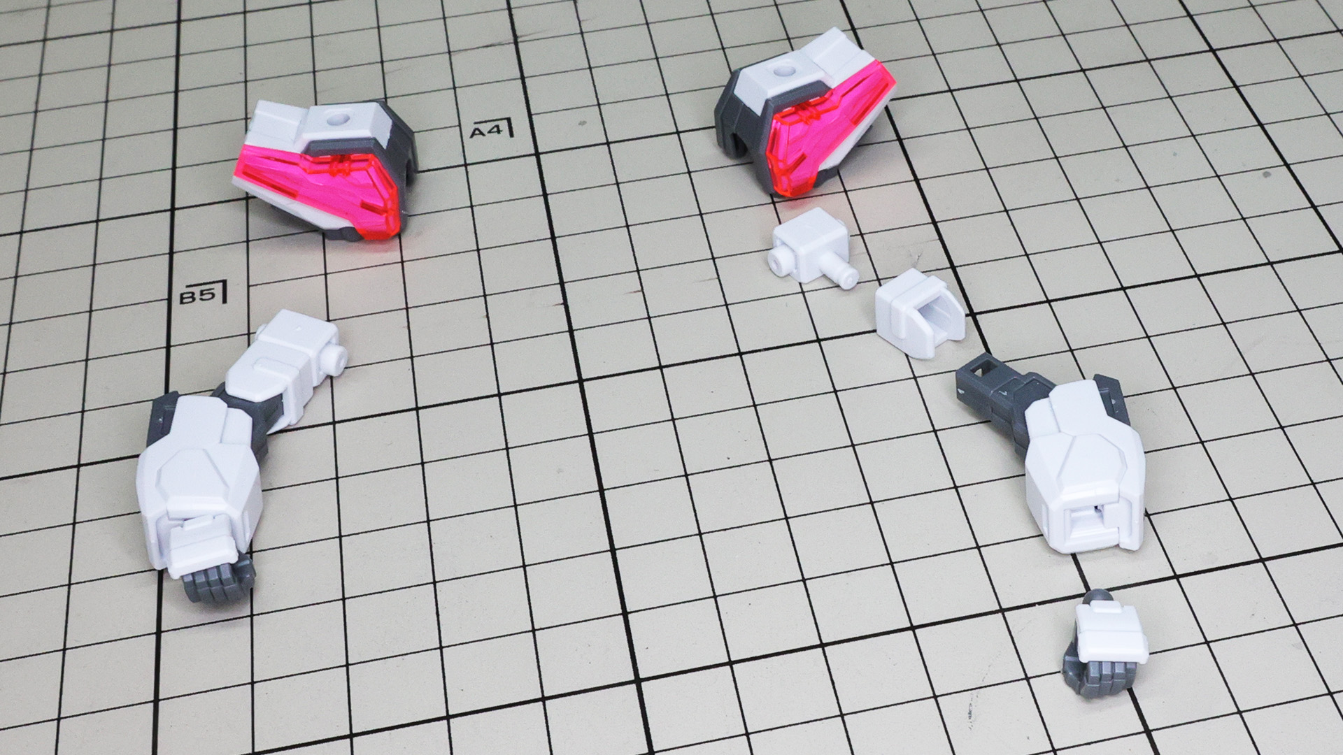 肘関節を組んで筒状の上腕をはめこみ、肩関節を接続します