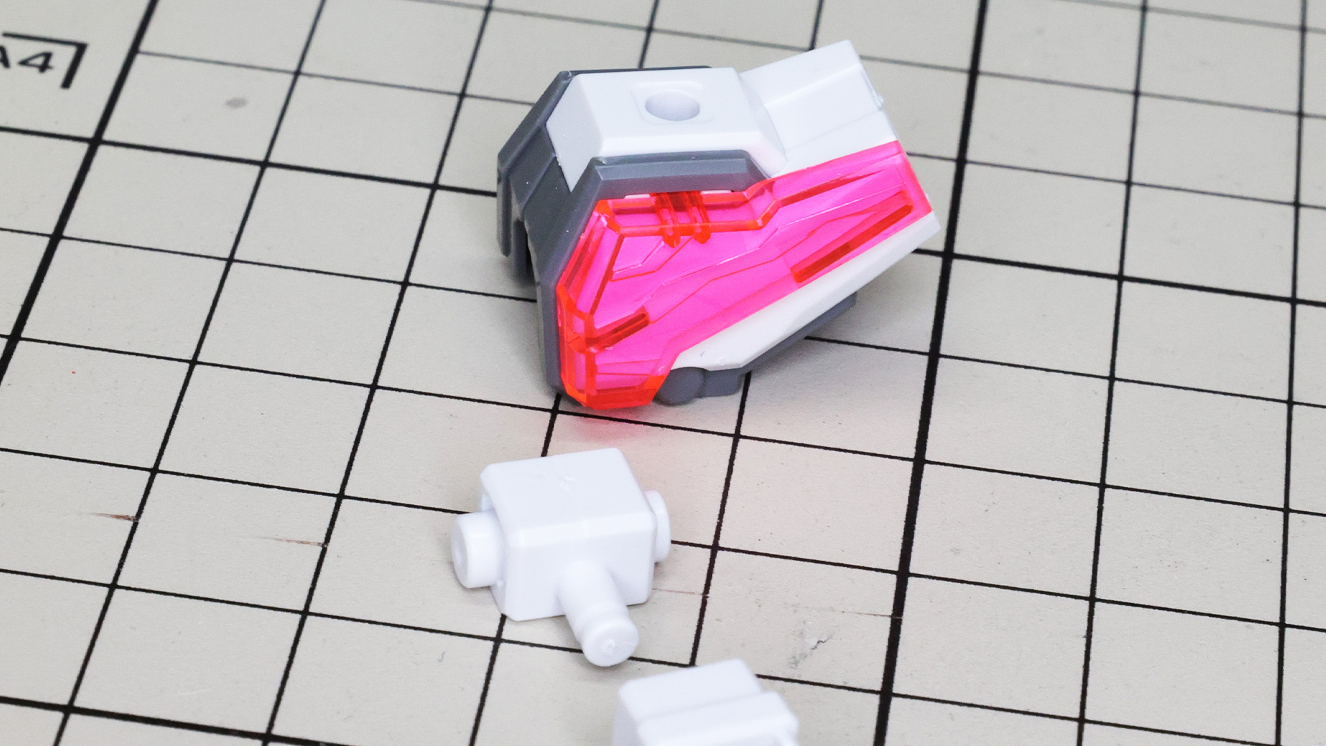 肩アーマーはストライク意匠のものにEGシステムのクリアーパーツを組み付けます