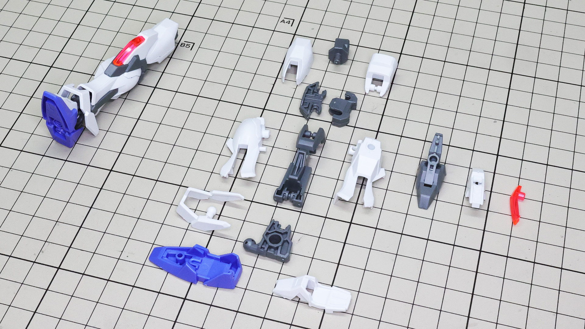 脚部はさらに高密度化してフレームパーツに外装を組み付ける方法となっています