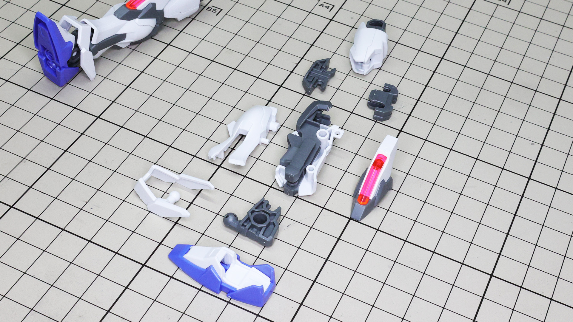 膝下のメカフレームに外装を組み付けます。グレードを超えた設計ですね