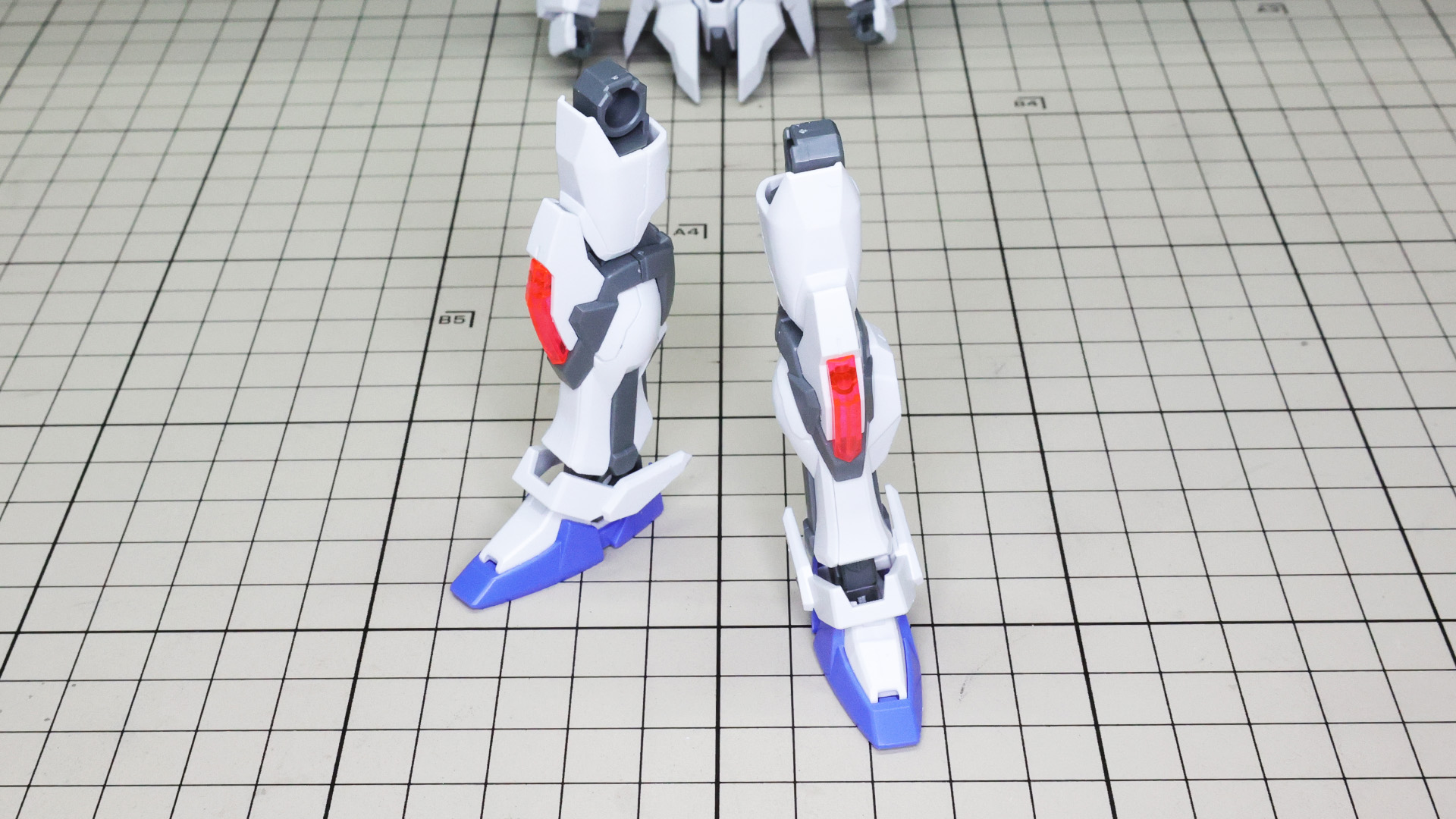 膝アーマーにEGシステムのクリアーパーツが付きます