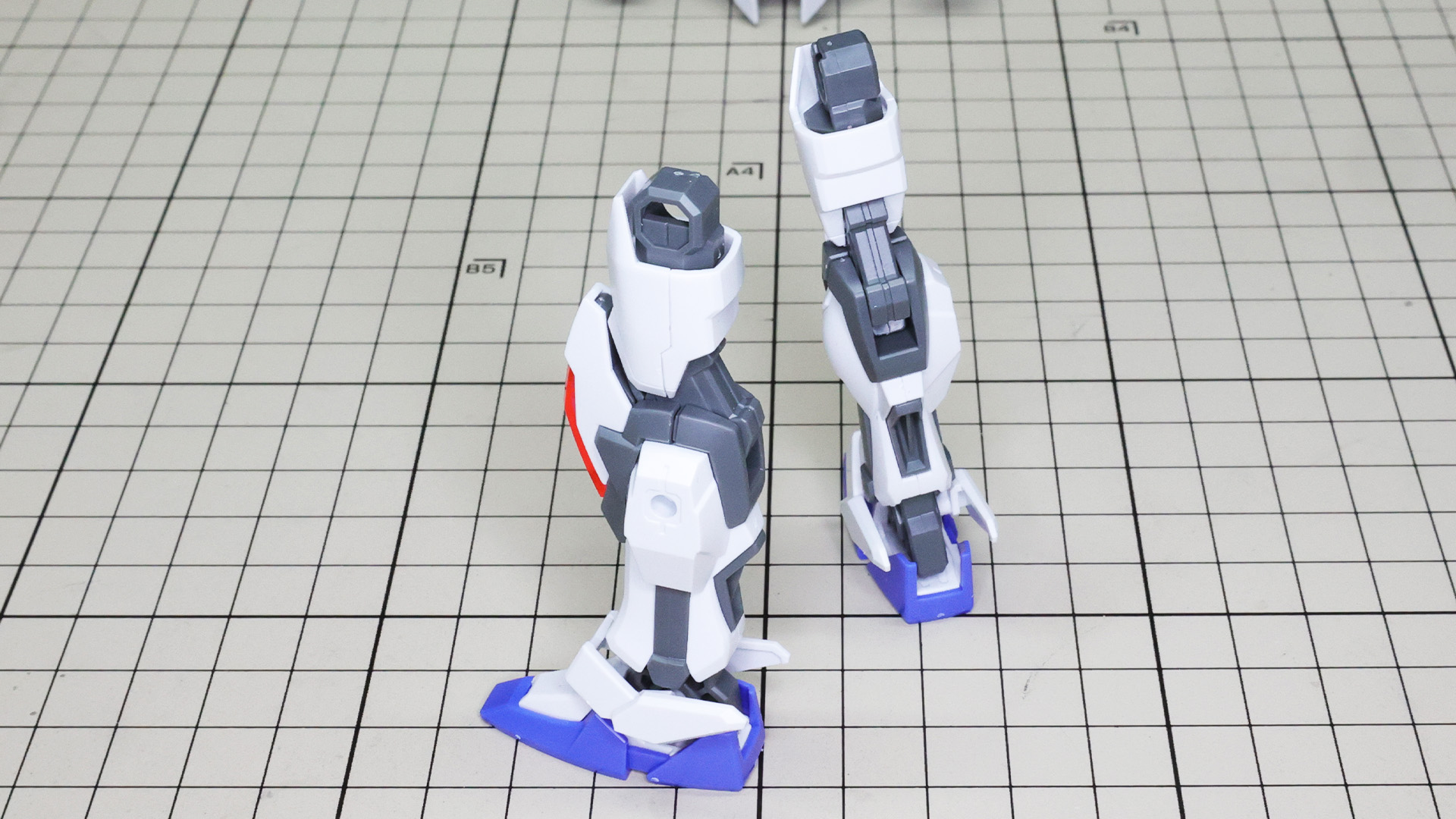 メカメカしささえ感じさせる脚部後ろ側