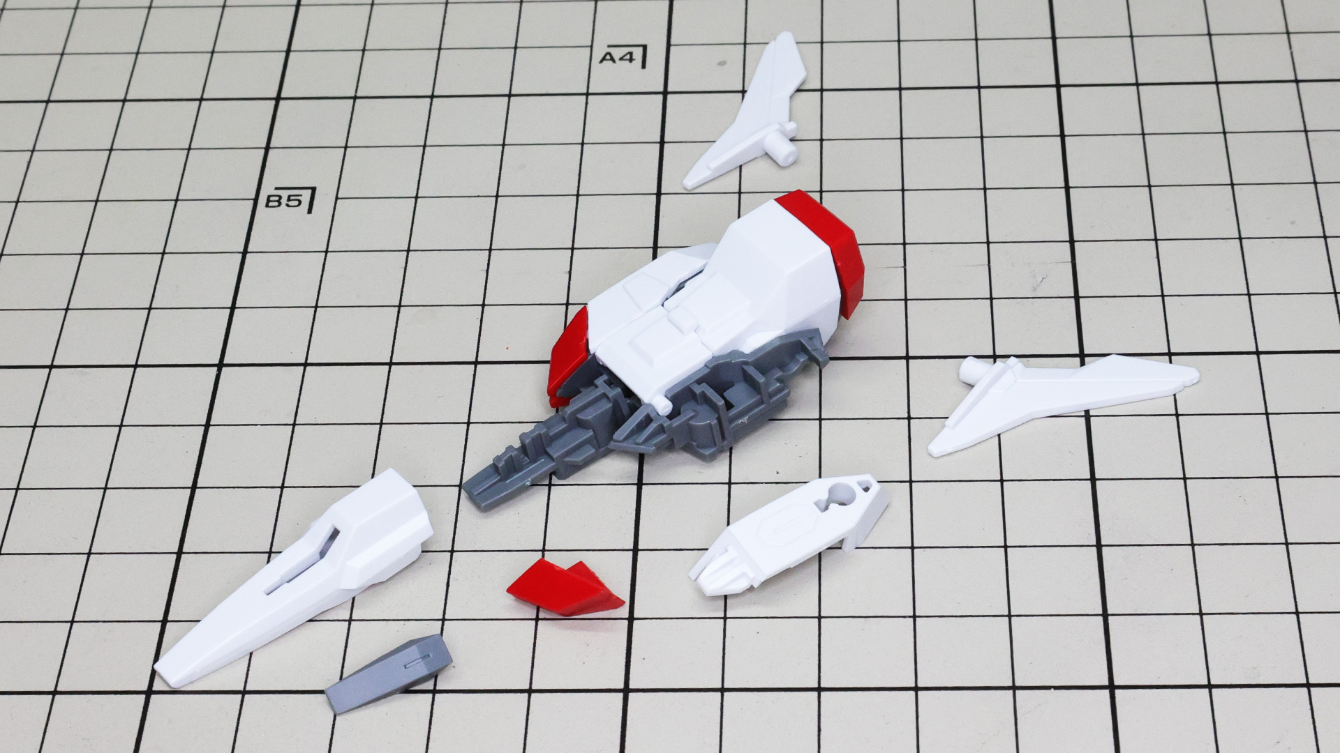 ギャラクシーファイターの下面には接続軸があり、なんと腕部や脚部に装着することができます。ギミックについては後ほど紹介しましょう