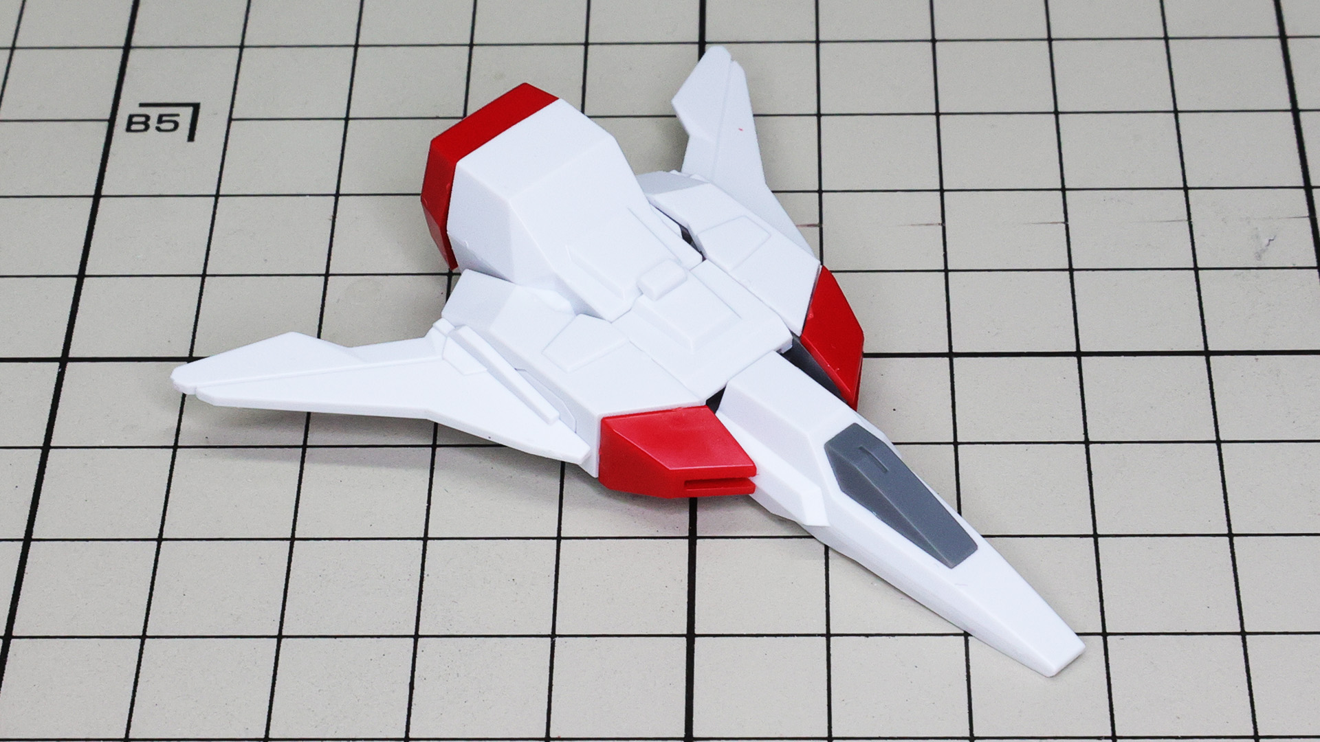 ギャラクシーファイターの下面には接続軸があり、なんと腕部や脚部に装着することができます。ギミックについては後ほど紹介しましょう