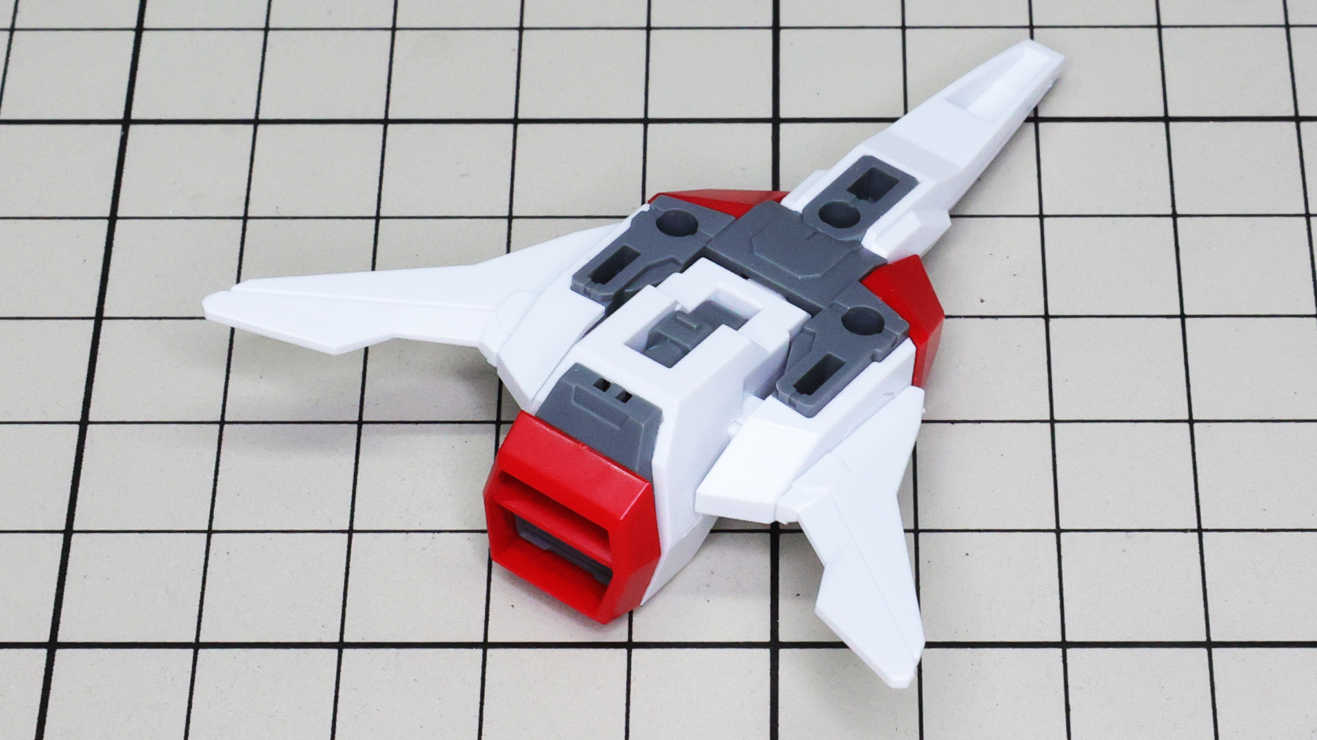 ギャラクシーファイターの下面には接続軸があり、なんと腕部や脚部に装着することができます。ギミックについては後ほど紹介しましょう