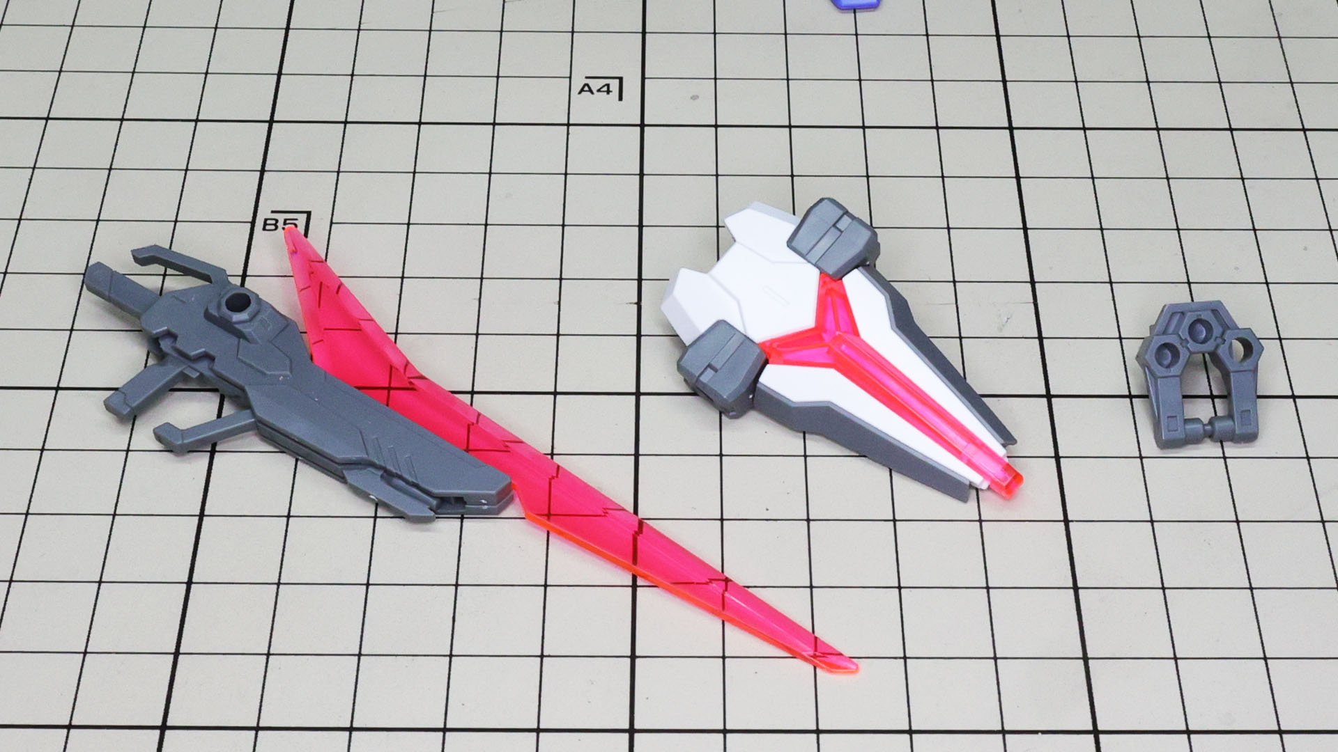 ビームライフルの上面にはビーム刃のエフェクトがあり、これはシールドにも付けられます