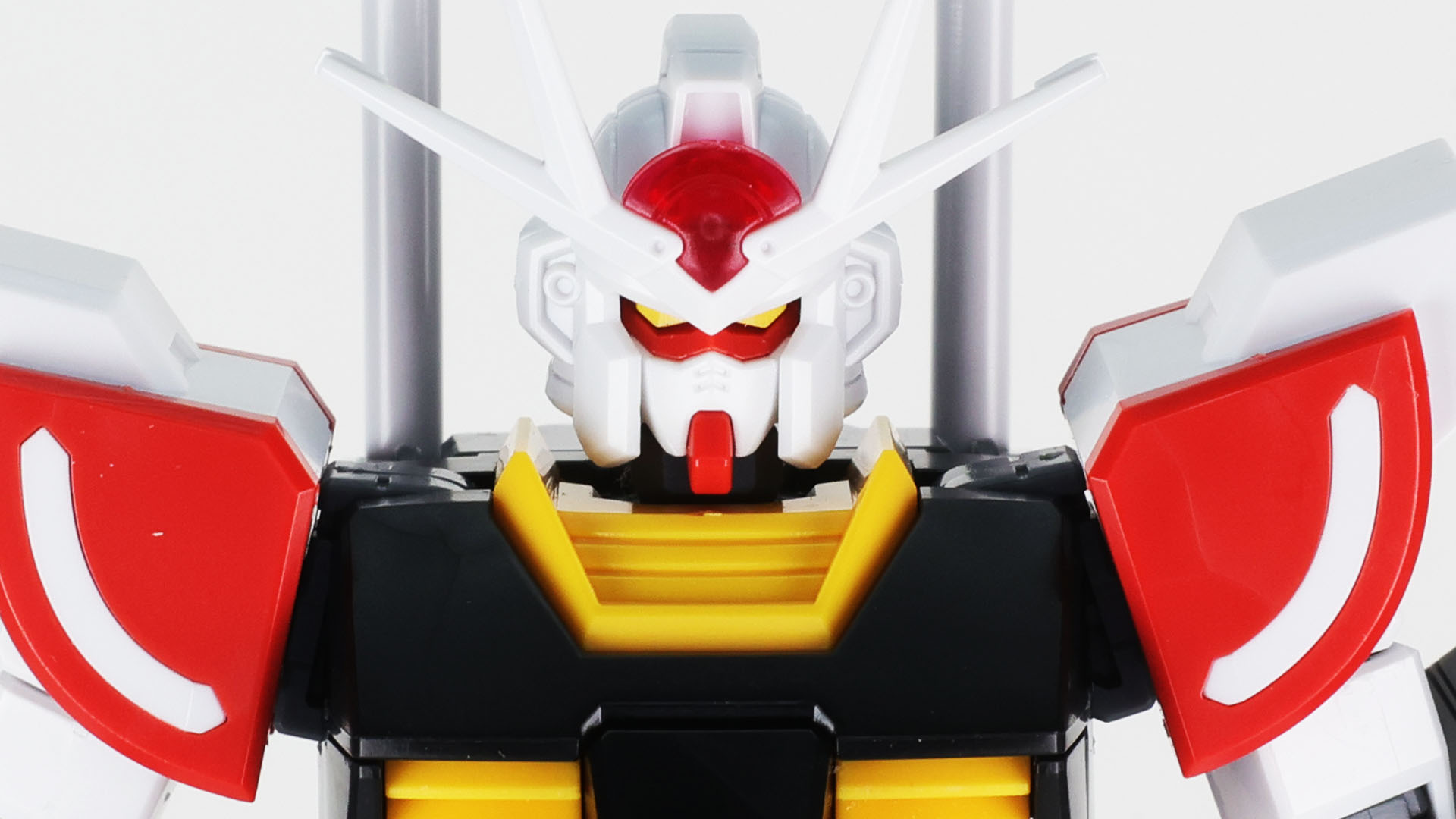 額に太陽モチーフのクリアーパーツを持ちます