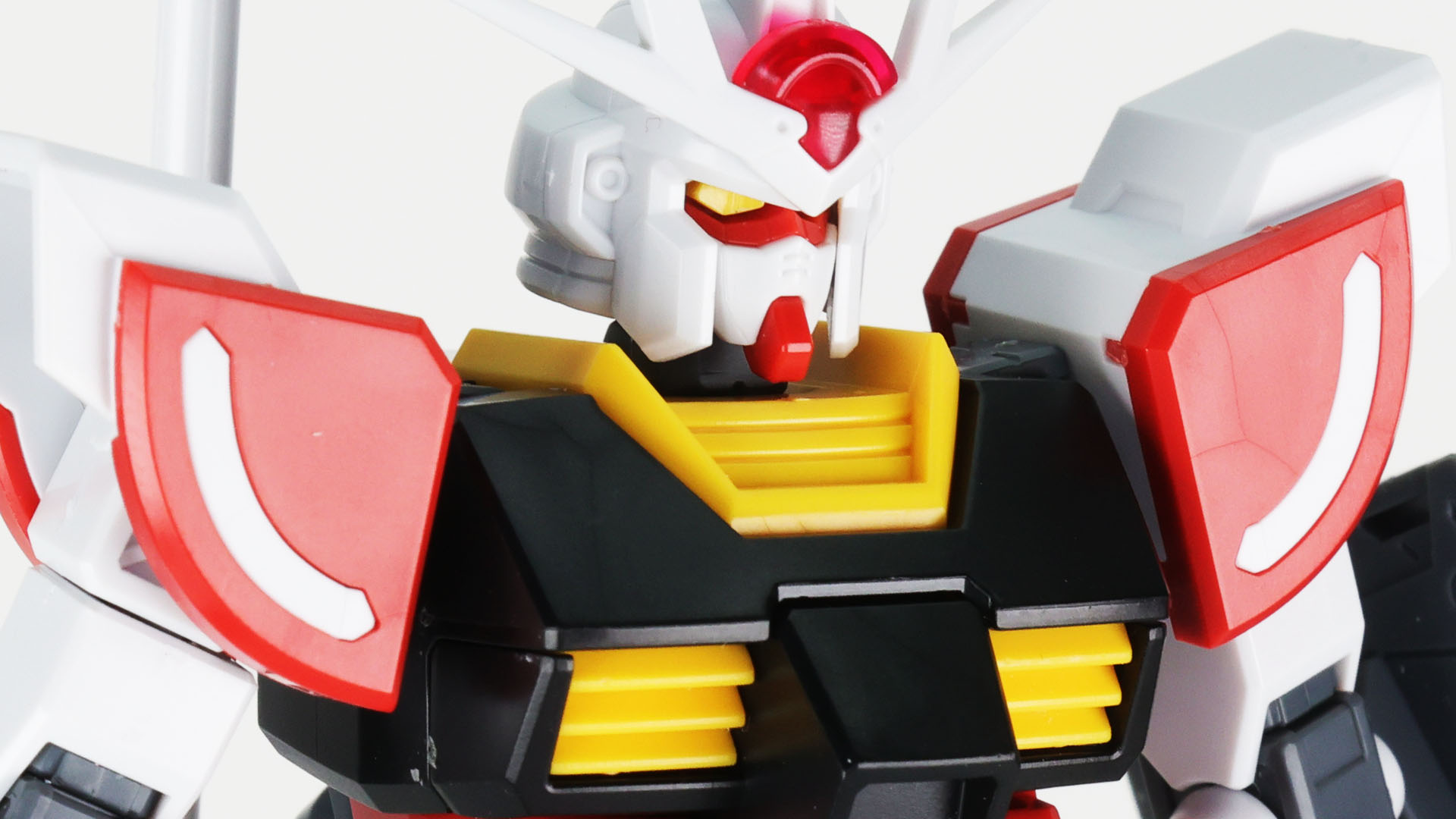 白ライン入りの赤いデザインの両肩はラーガンダムのデザインの特徴