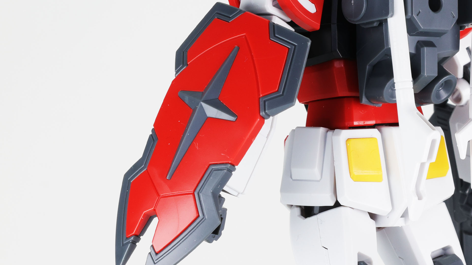 ラーシールドには十字の連邦軍マークがあります