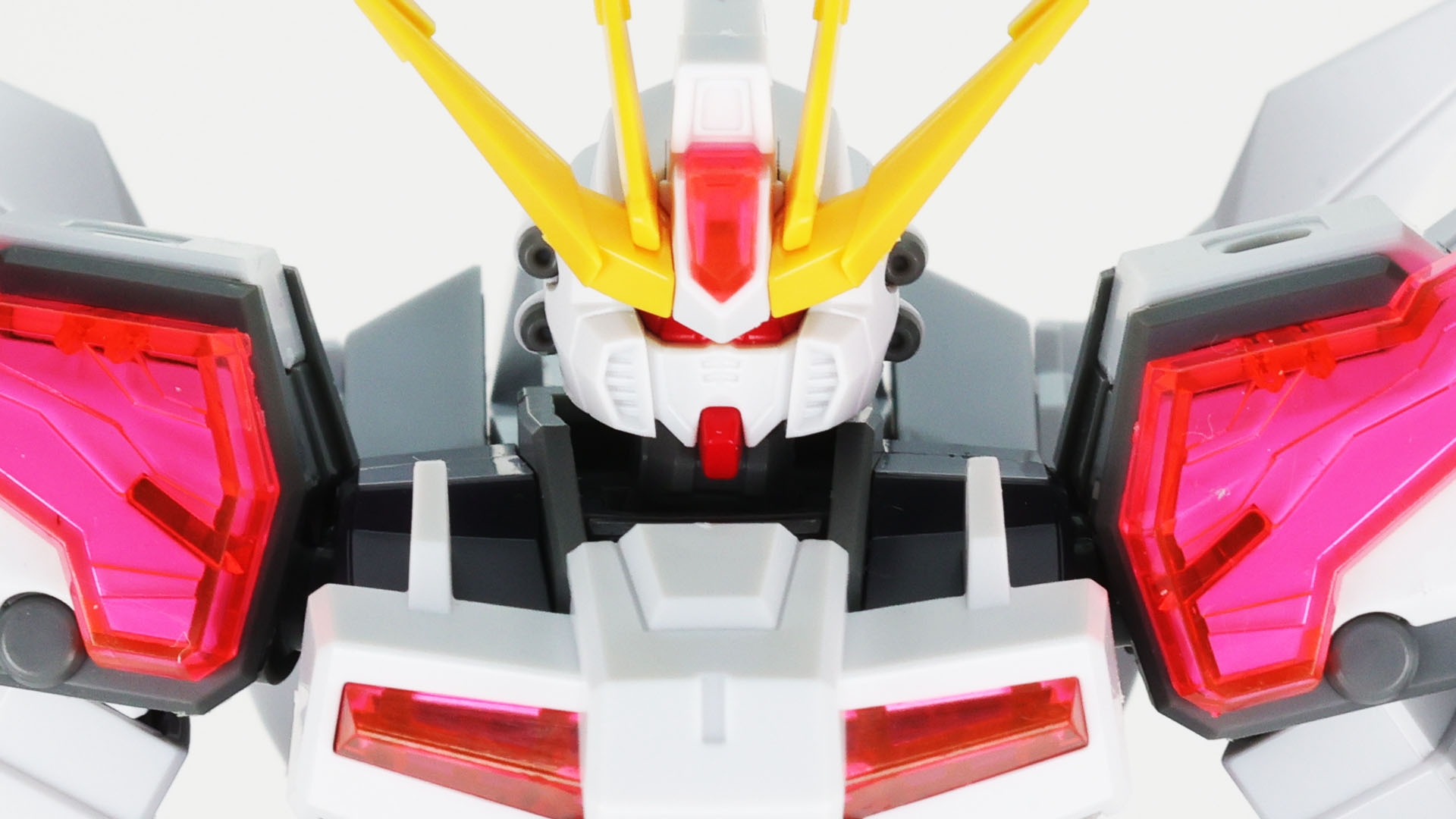 ディテール盛りだくさんの頭部はなんと6色構成！