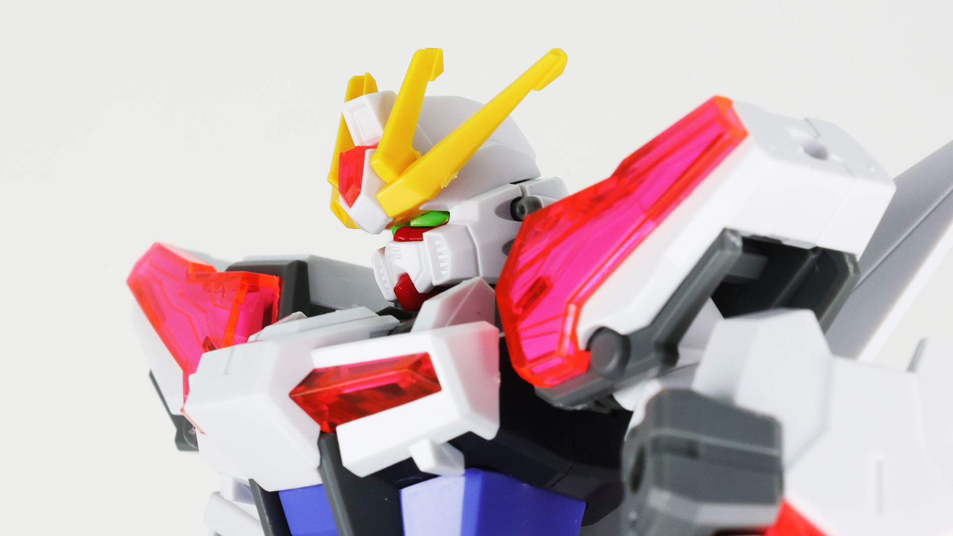 EGシステムによる各所のクリアーパーツが美しい