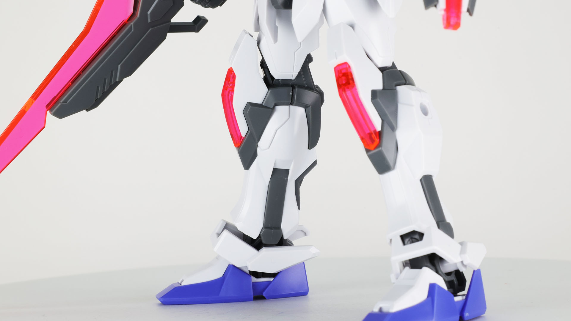 ボディはストライクが持つフレームにさらにフレーム状パーツが追加されたイメージ