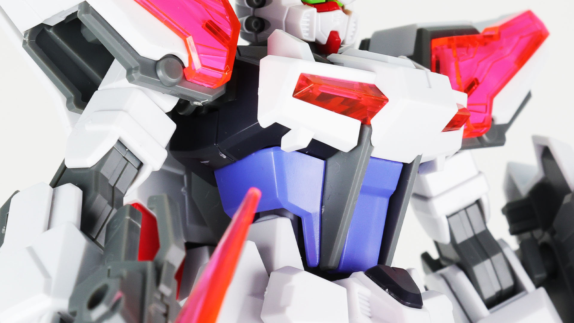 ボディはストライクが持つフレームにさらにフレーム状パーツが追加されたイメージ