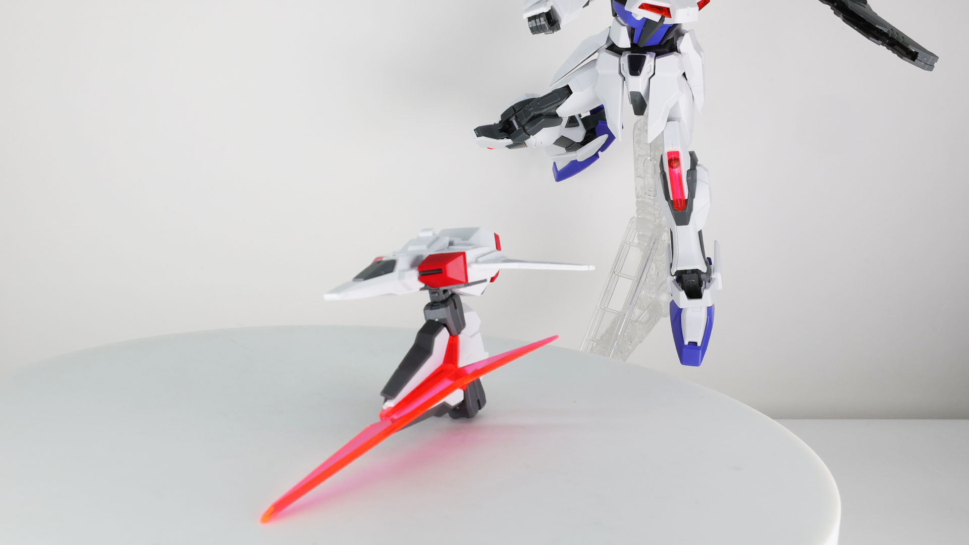 シールドに装備することで遠隔攻撃端末としても利用できる