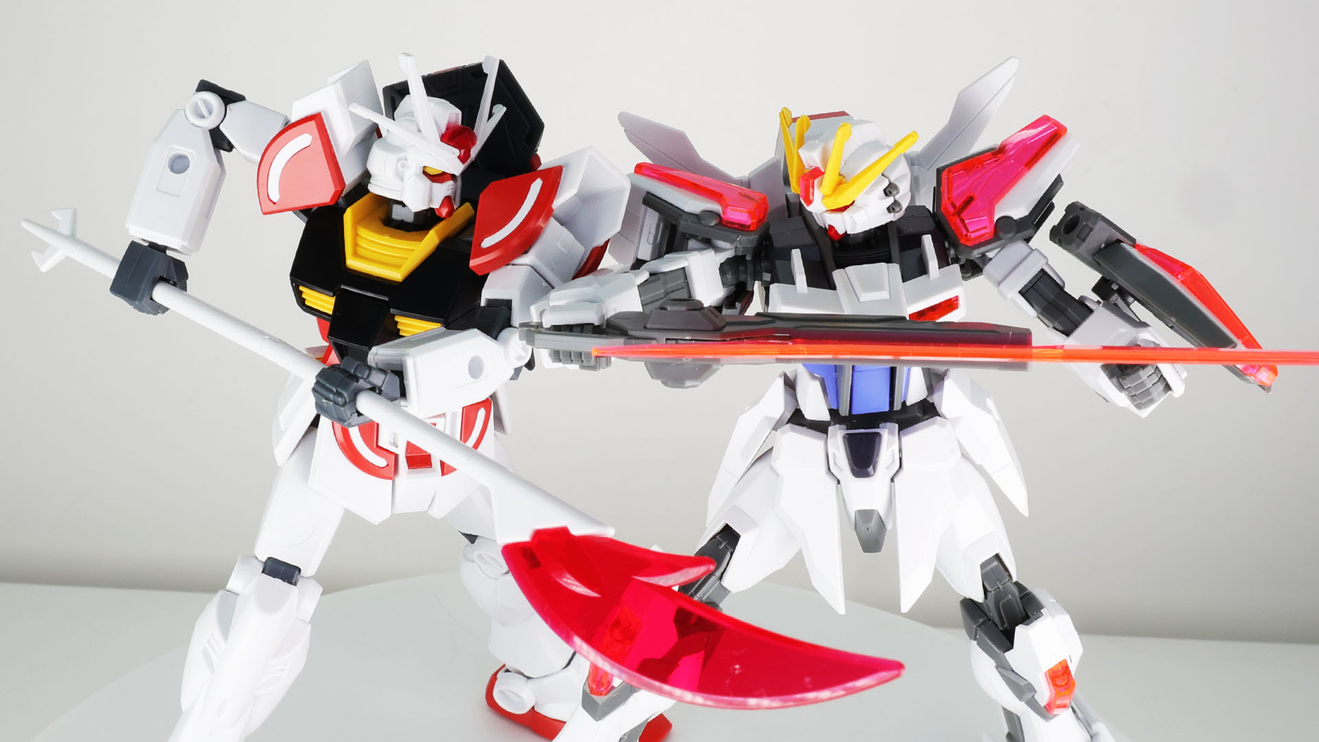 間合いを詰めた両機はつばぜり合いを展開