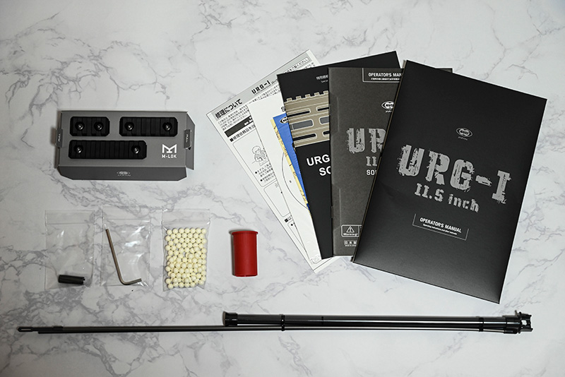 M-LOKレイルを始めとする付属品。取扱い説明書に加えて、特別寄稿のURG-I Bolck 3の詳細が書かれた小冊も