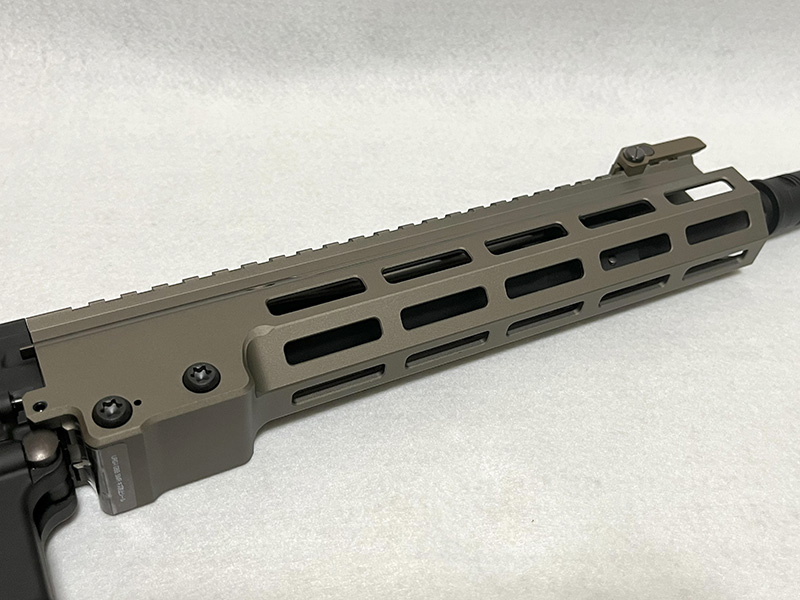 ハンドガードは金属特有の手触りと温度を感じられる