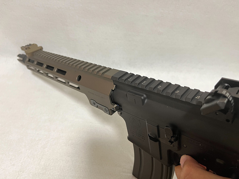 付属パーツの3スロット・5スロット・7スロットのM-LOKレイル。ハンドガード部分に自由に装備させよう