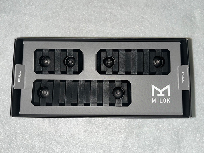 付属パーツの3スロット・5スロット・7スロットのM-LOKレイル。ハンドガード部分に自由に装備させよう