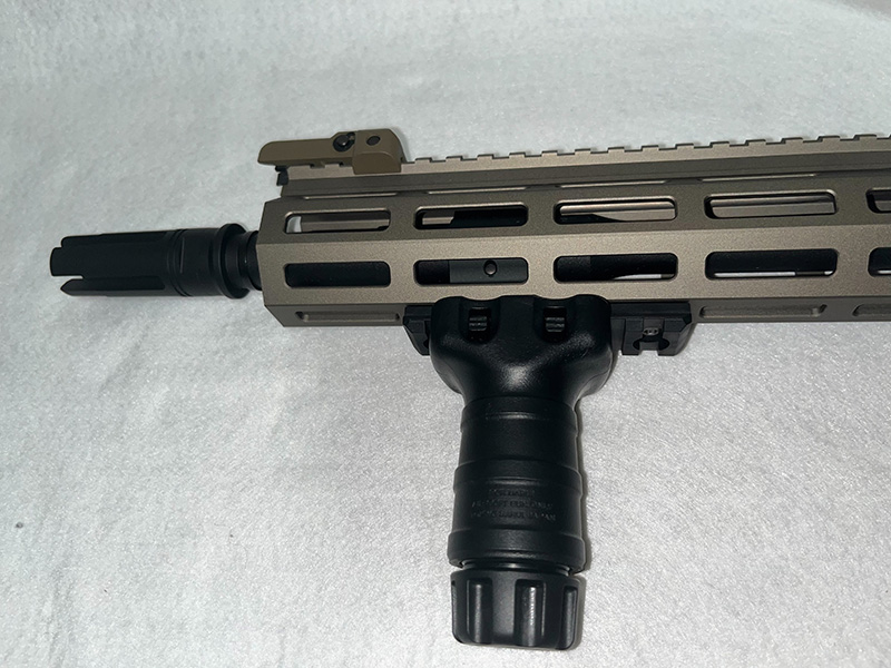 M-LOKレイルを利用して、「ショートフォアグリップ」を装備。カッチリとハマったし、より使いやすくなった