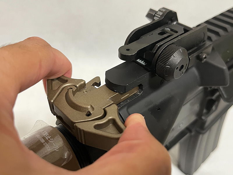 チャージングハンドルは、左右どちらかのレバーを引くだけでも後方に引き出せる