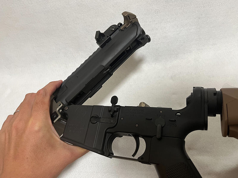 テイクダウンピンを引き出せば、簡単に分解可能