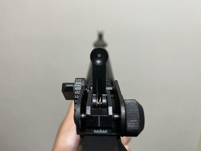 付属のフロントサイトとリアサイト。リアサイトは左右の調整はもちろん、上下に8段階調節できる