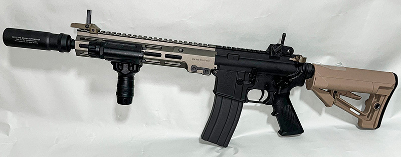 カスタム例。前述した「ショートフォアグリップ」と「プロサイレンサー（ショートタイプ）」を取り付けている