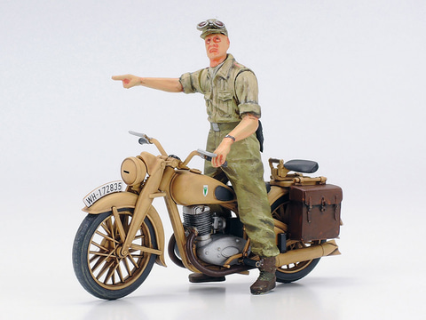 プラモデル「1/35 ドイツIV号戦車F型・伝令バイクセット“北
