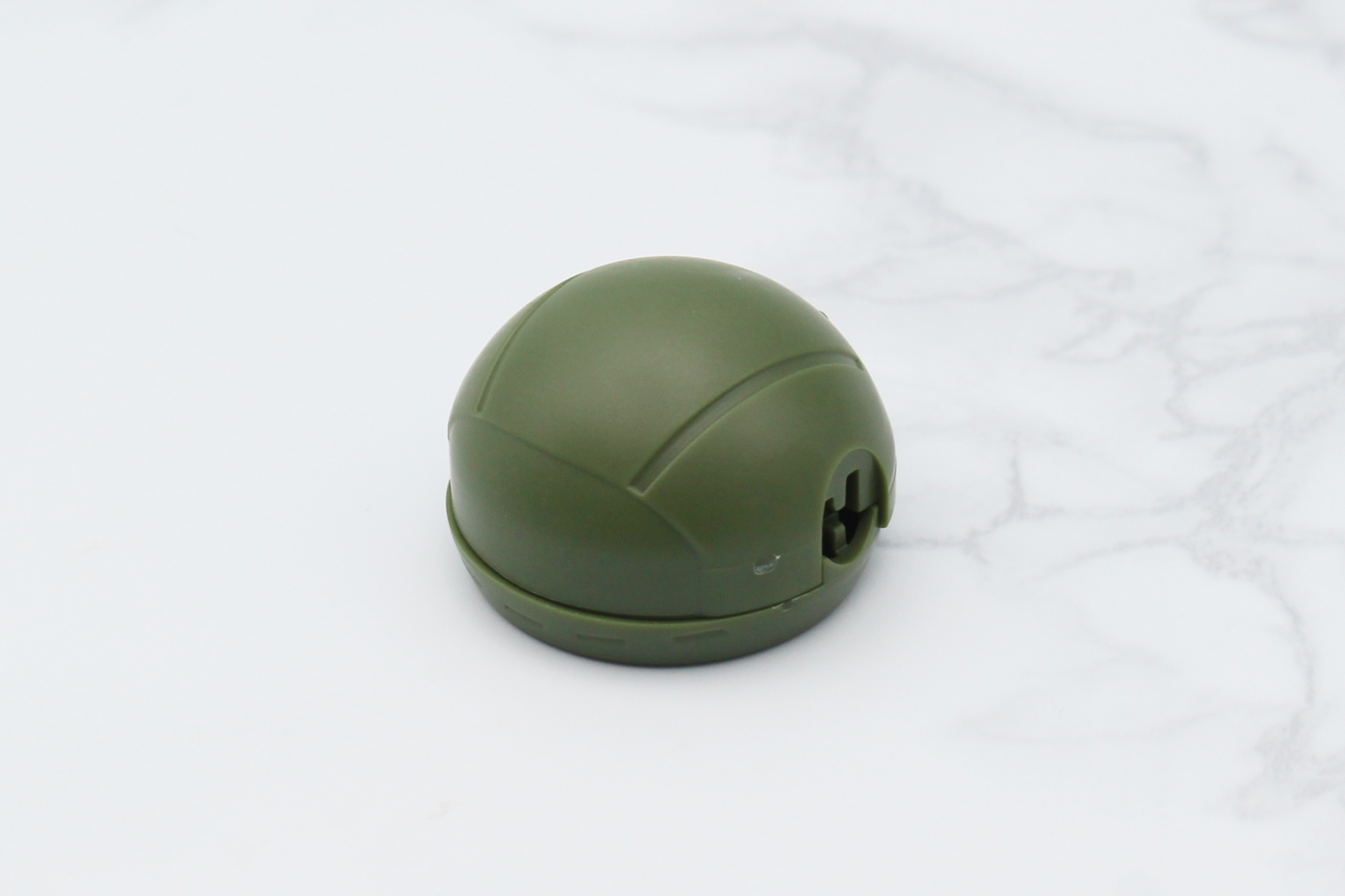 頭部を組み立て。バイザー裏ののぞき穴はない