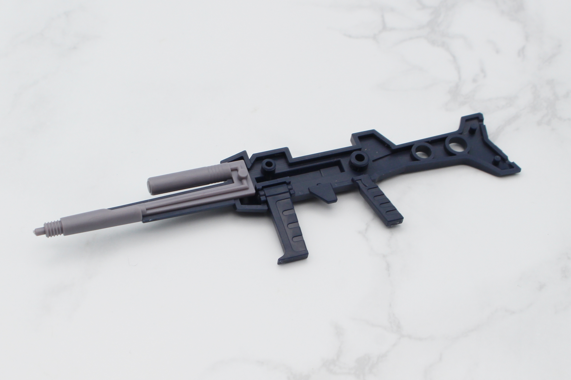 色分けされた銃身を挟み込む設計。肉厚なマガジンも1パーツで成形されている