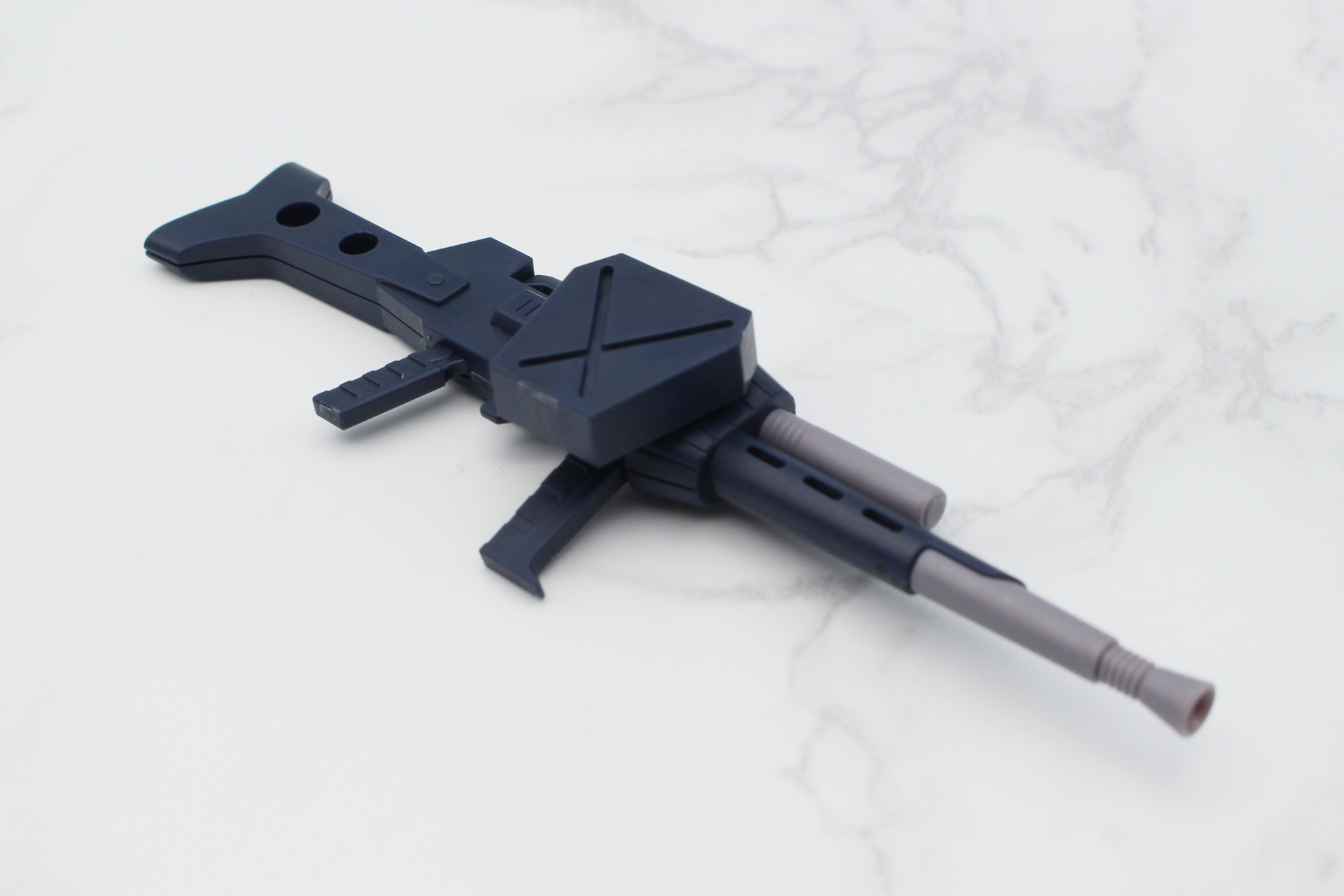 色分けされた銃身を挟み込む設計。肉厚なマガジンも1パーツで成形されている