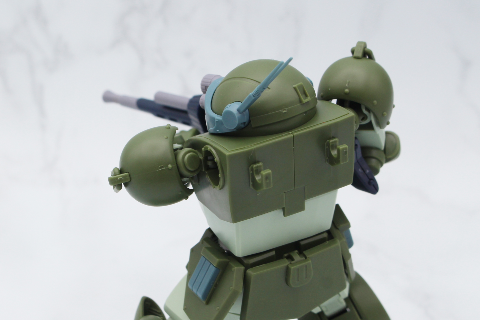 肩関節を引き出した状態。これにより、銃を構えたり、アームパンチを繰り出したりしたときなど、腕を前に伸ばしたポーズが取れる