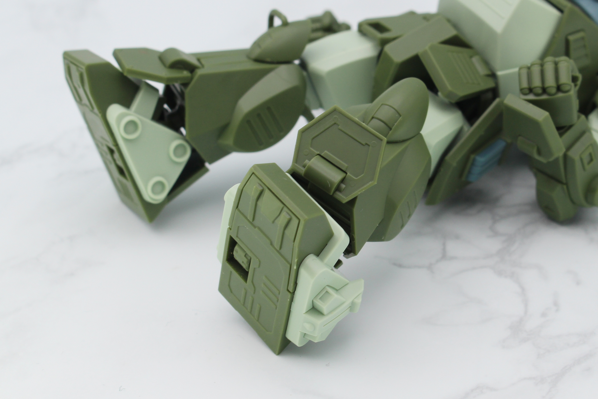 各所の可動するアーマーは裏側にもディテールがある