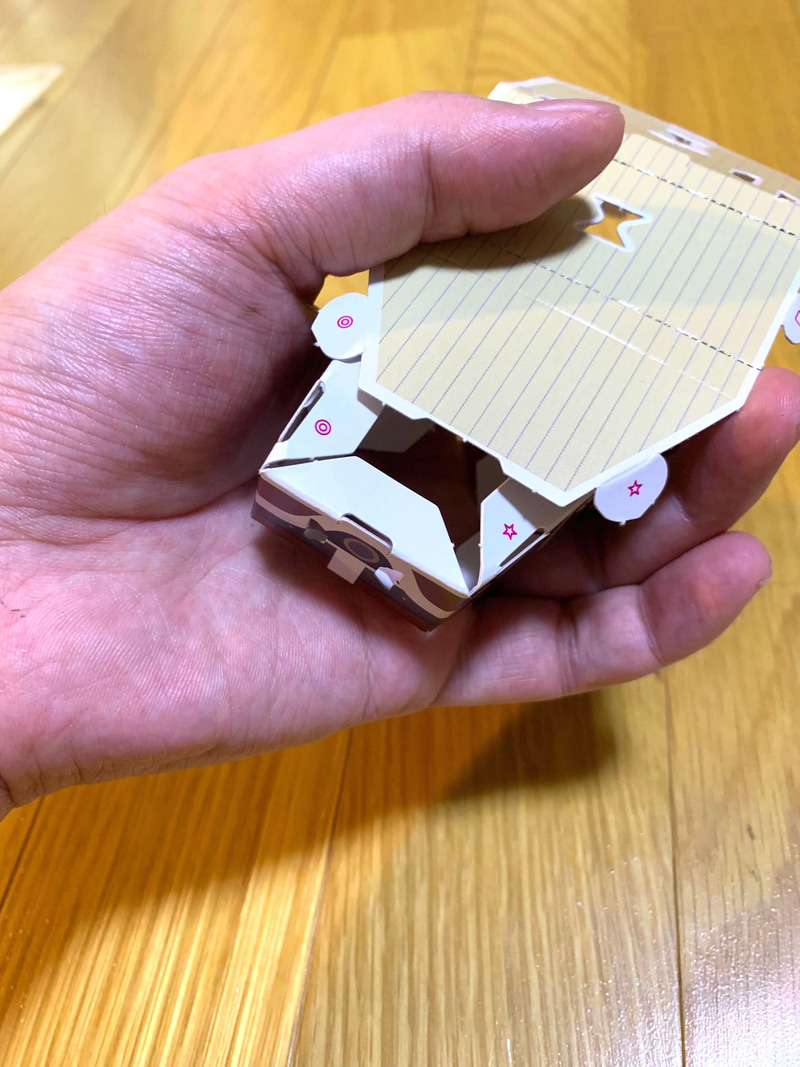 パーツの各差し込み箇所にはマークが付いている。青の○なら青の○、赤の☆なら赤の☆といった具合に同じマーク同士を合わせていく。とてもわかりやすい