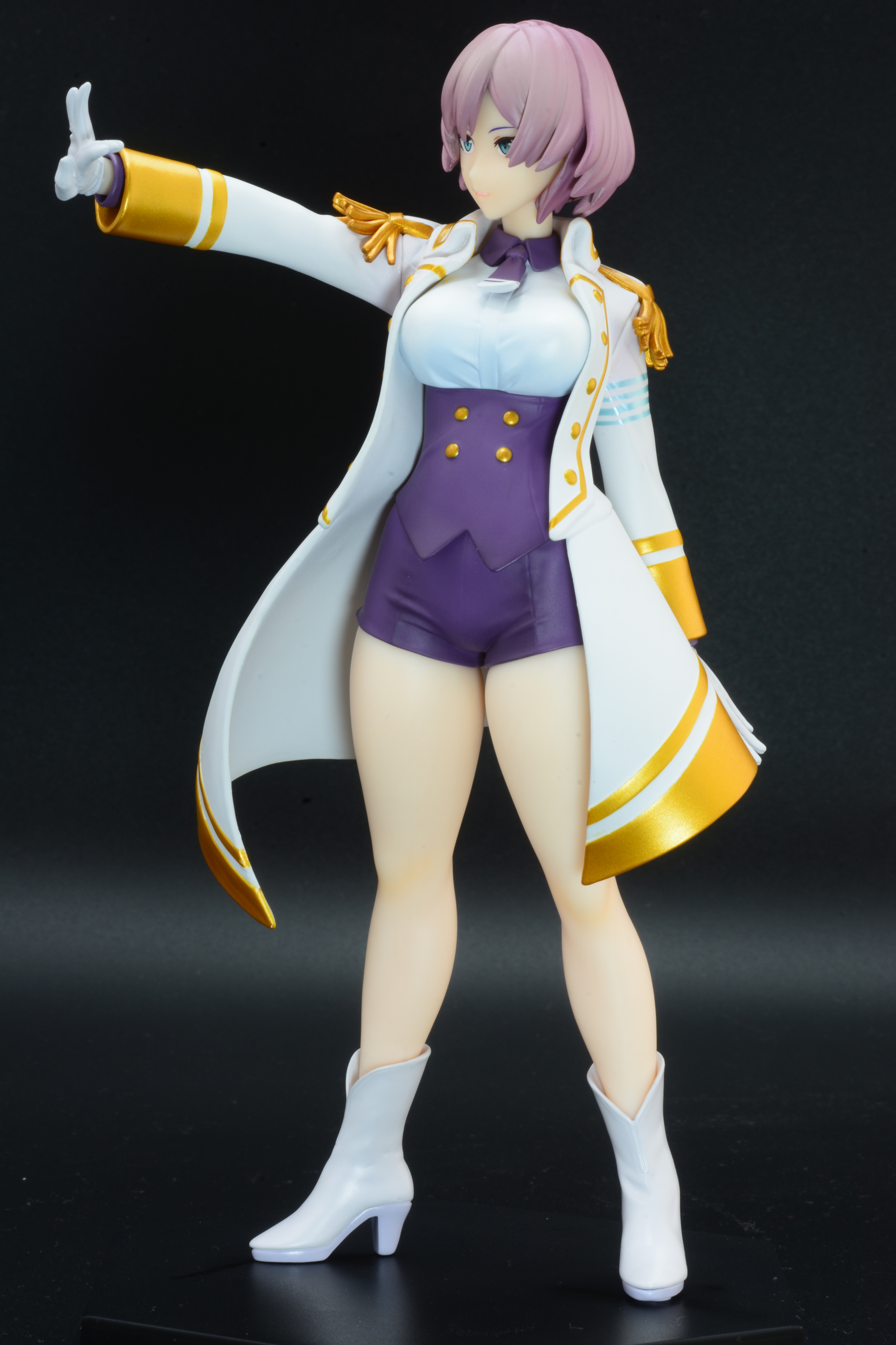 フィギュアの正面、側面、背面を。目を惹くのはやはり白い足の表現。特に太ももはかなりボリュームがあり、印象的だ