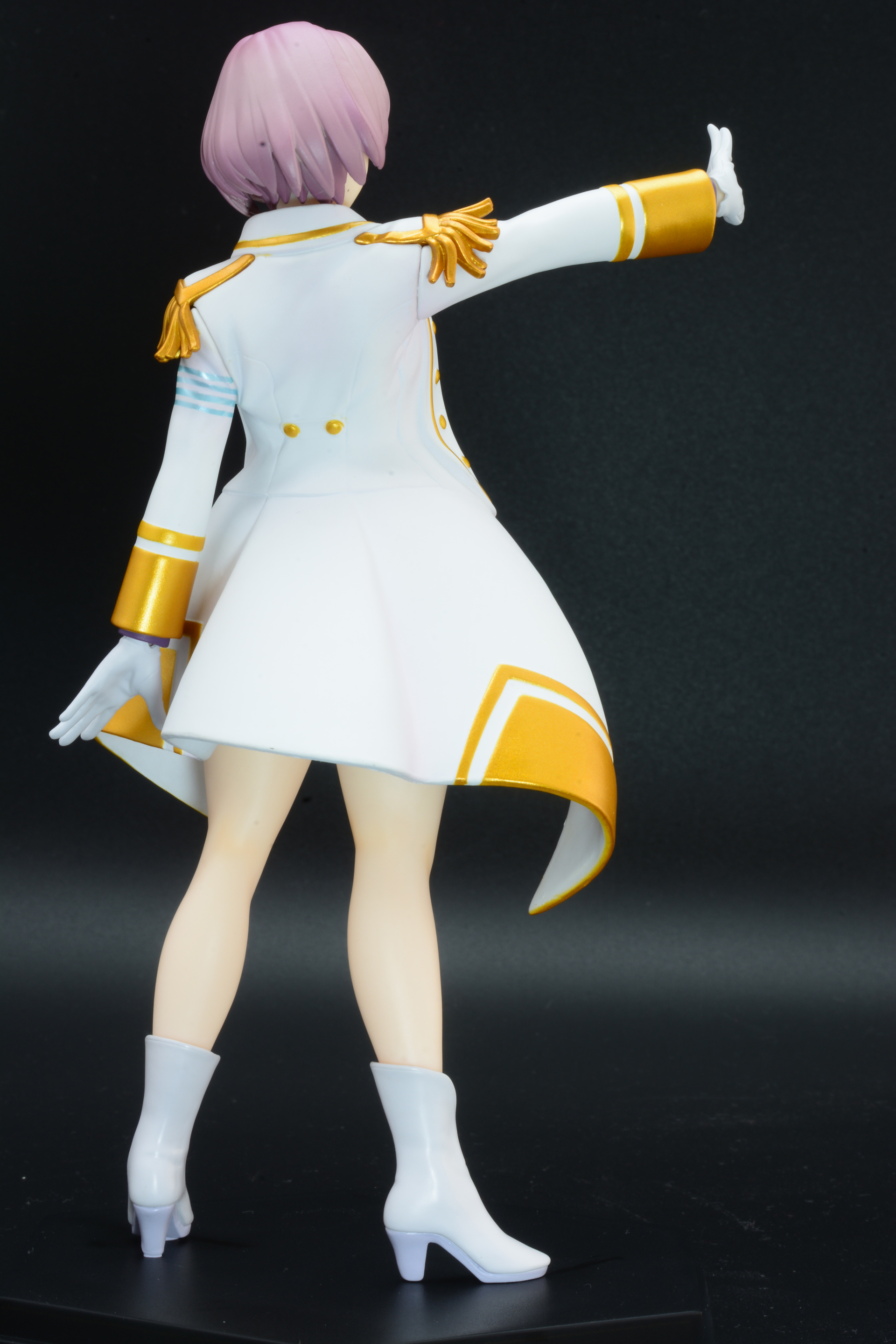 フィギュアの正面、側面、背面を。目を惹くのはやはり白い足の表現。特に太ももはかなりボリュームがあり、印象的だ