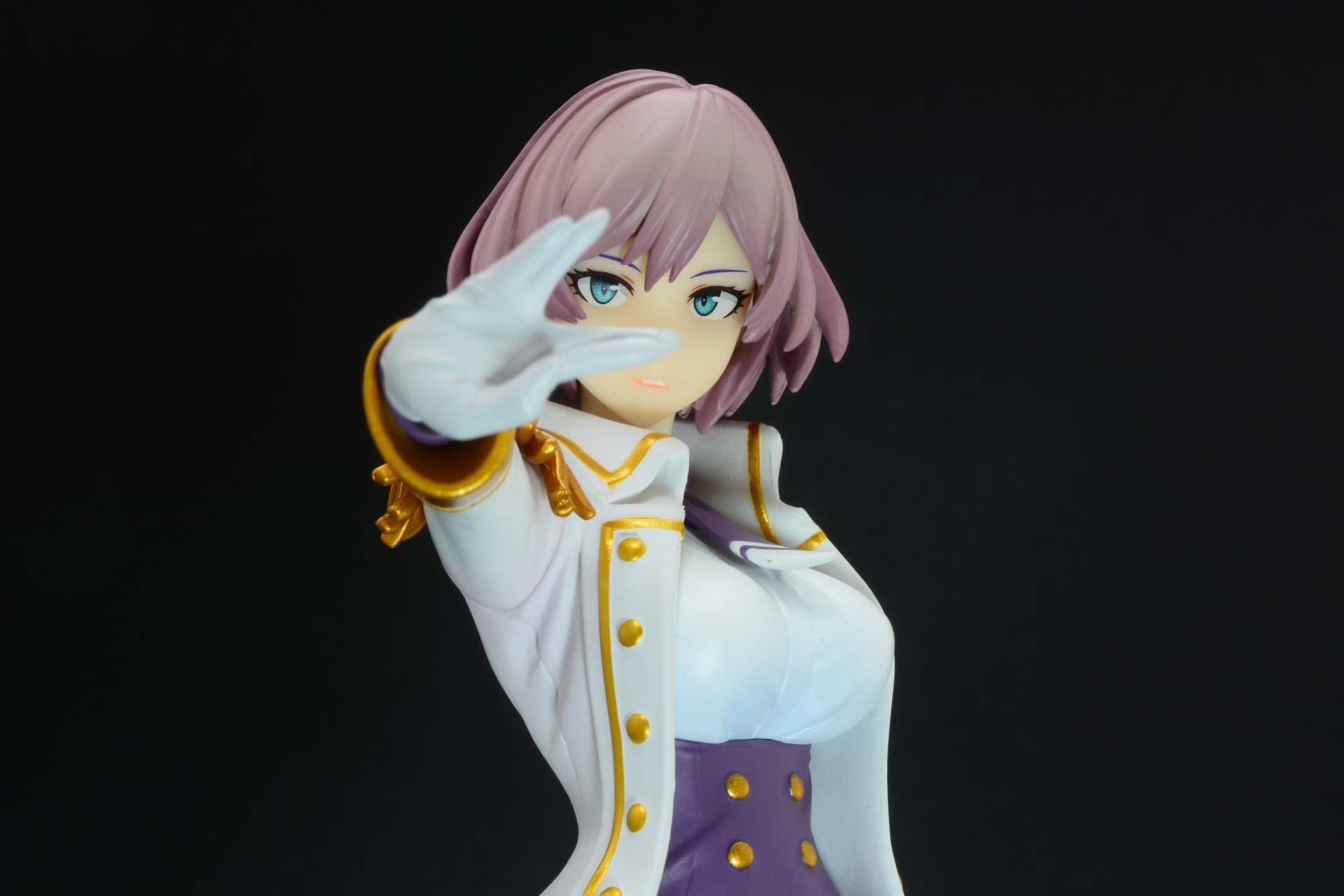 突き出した右手の指の間から怪獣を見る、「インスタンス・ドミネーション」のポーズ。ムジナを象徴するポーズだ