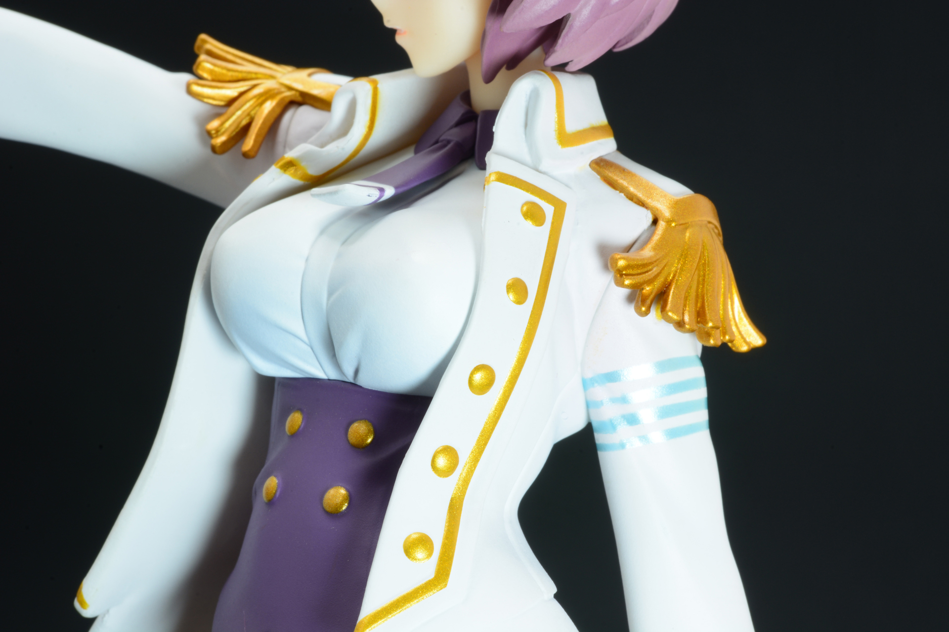 制服を押し上げるバストのボリューム