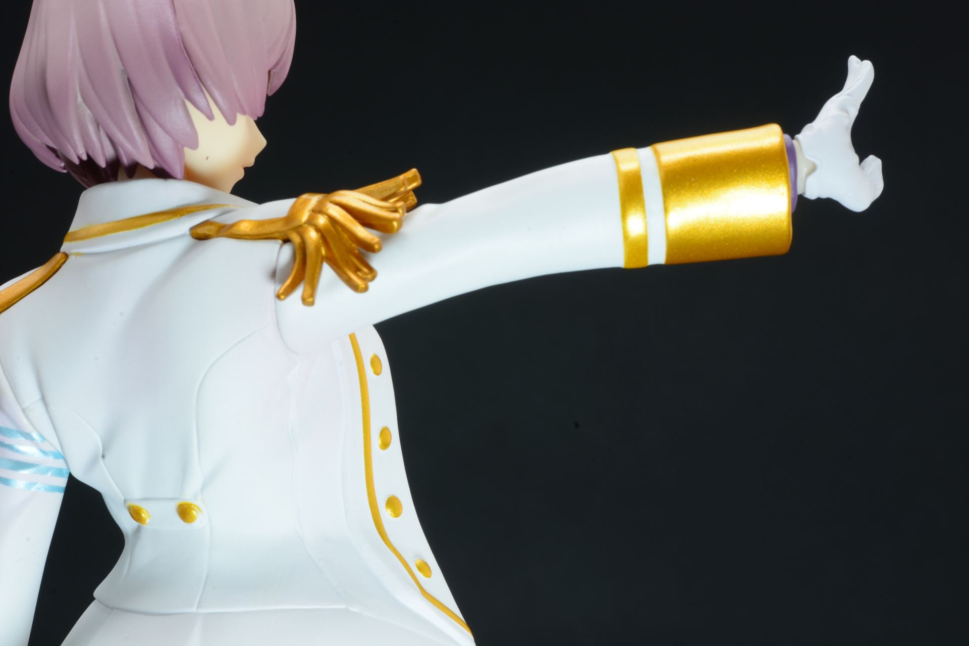 硬質な雰囲気のある軍服風の上着。この上着とホットパンツの対比が良いのだ