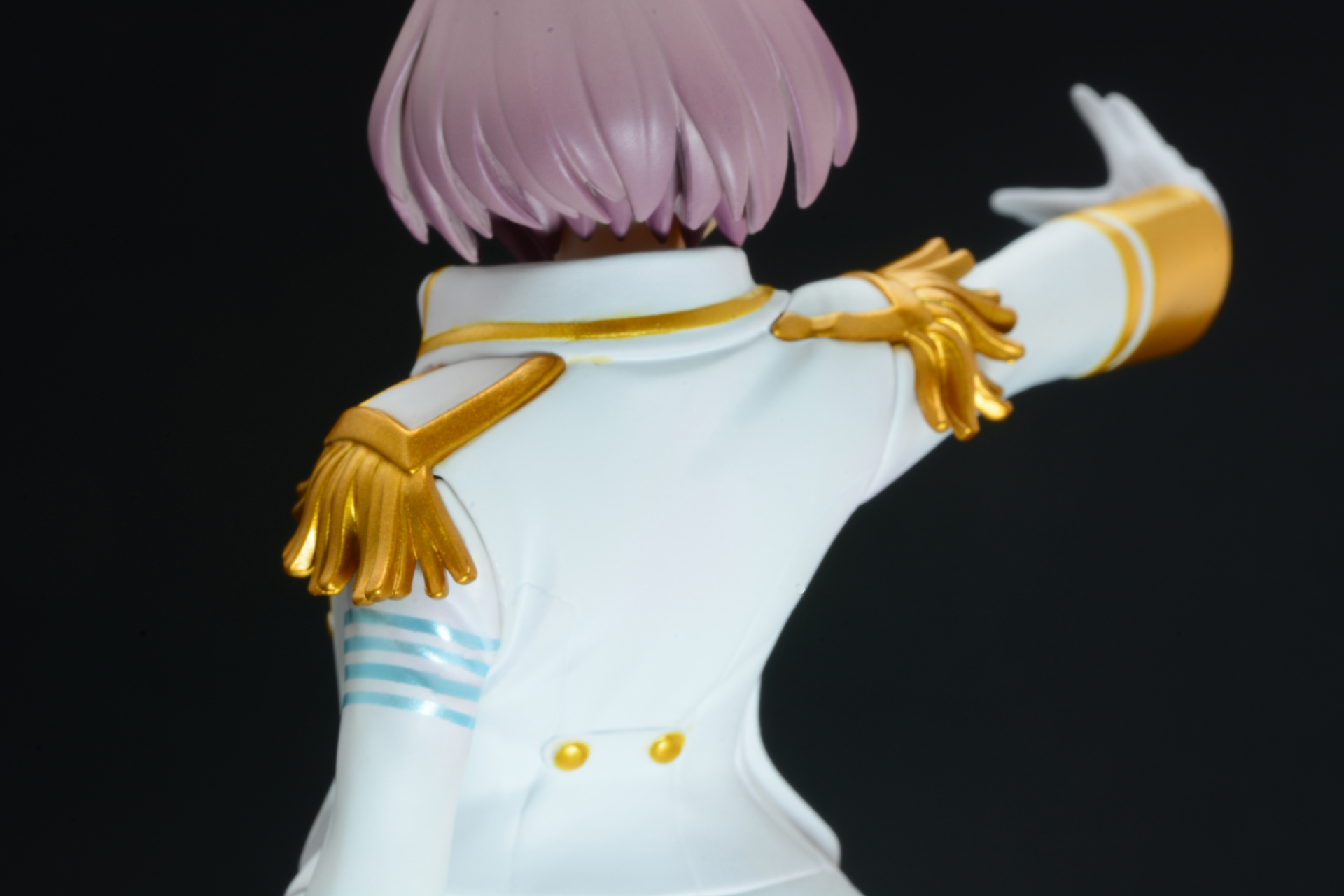 硬質な雰囲気のある軍服風の上着。この上着とホットパンツの対比が良いのだ